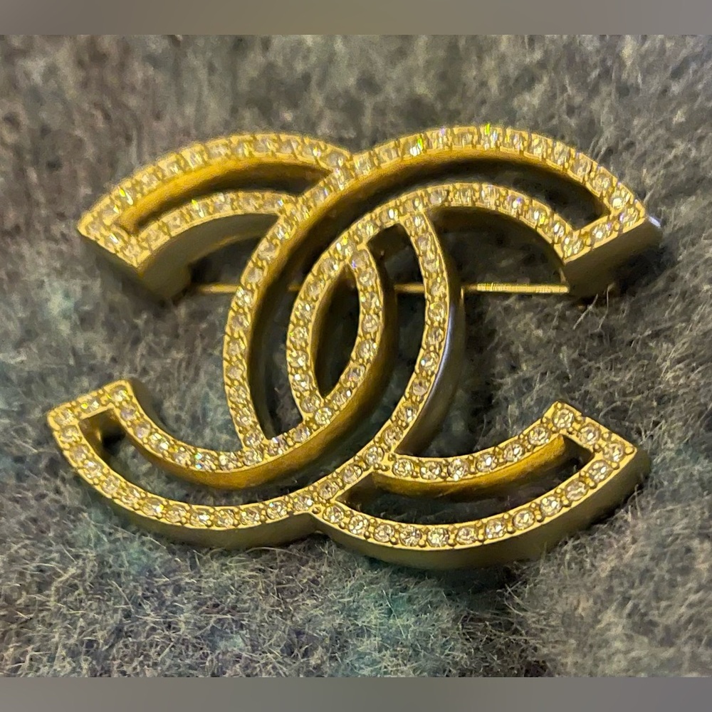 ✨ CHANEL Gold Crystal CC Logo Brooch – Authentic & Stunning ✨ Luxury Designer